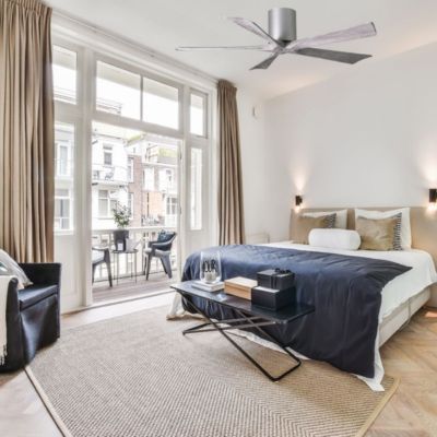 Ventilateur gris avec moteur design dans chambre moderne